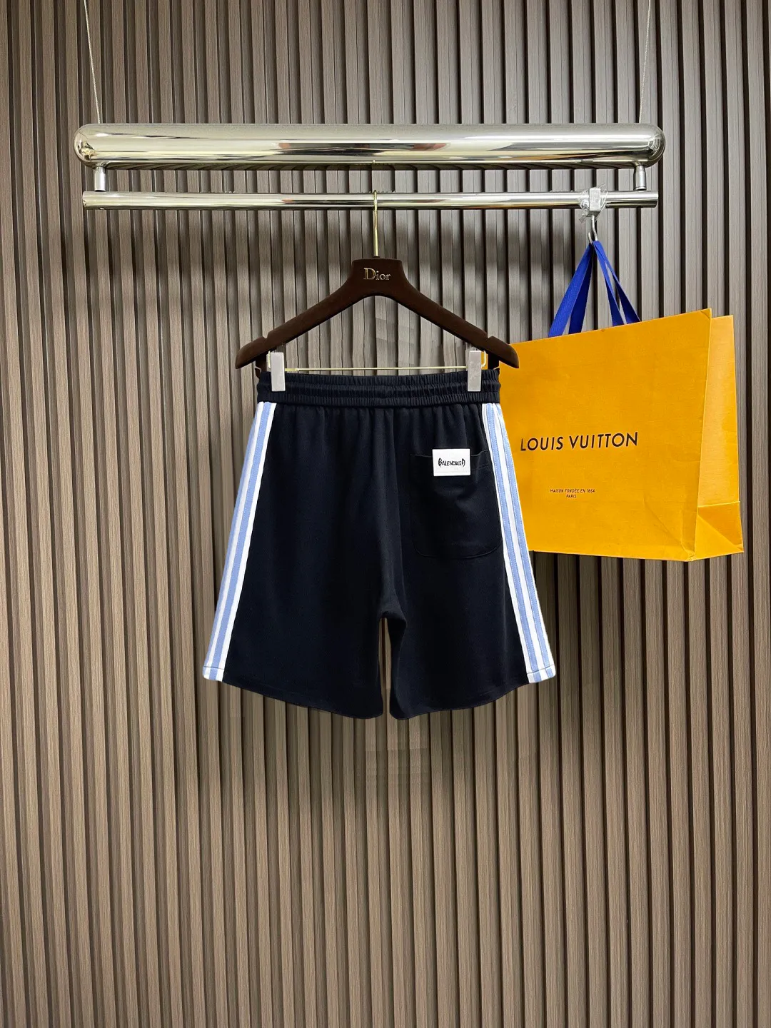 Balenciaga's three-standard complete 2026 summer New Arrival men's casual shorts, advanced custom-made Breathable fabric, Breathable fabric, extremely stretchy and comfortable, impeccable details, top-grade accessories, original logo design concept, delicate and soft feel! The upper body fit is awesome! Size: M-XXXL Please state your height and weight when ordering